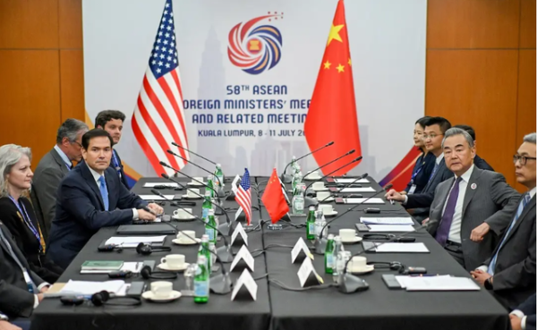 天载配资 中美外长首次会晤, 记者拍完照后马上清场, 关起门来谈了1个小时